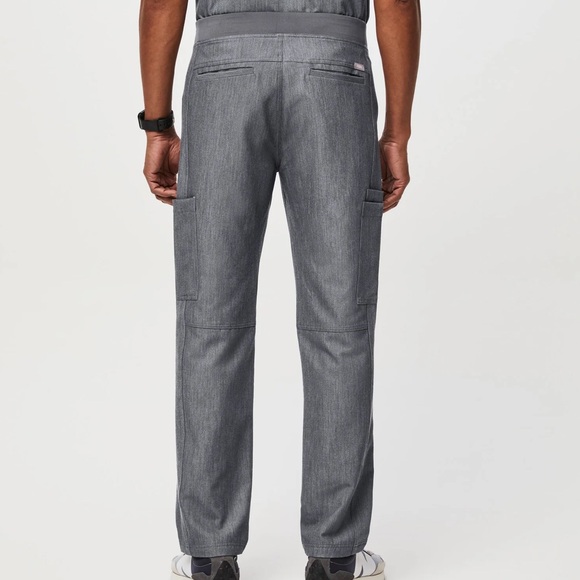 FIGS Men Graphite Scrub Set - Picture 14 of 14